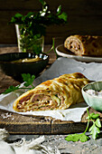 Tortilla-Rolle mit Hackfleisch, Käse und scharfer Mayonnaise