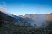 Winterlandschaft mit Morgennebel im Kanton Aargau, Schweiz