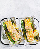 Salmon in lemon butter with asparagus from the oven