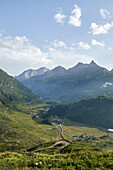 Blick auf das Tal von Alpe Toggia mit Bergpanorama im Sommer, Formazza, Provinz Verbano-Cusio-Ossola, Region Piemont, Italien