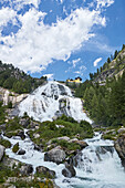 Wasserfall Cascata del Toce in alpiner Landschaft, bei Formazza, Provinz Verbano-Cusio-Ossola, Region Piemont, Italien