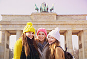 Teenager-Mädchen vor dem Brandenburger Tor, Berlin, Deutschland