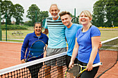 Tennisspieler auf dem Platz stehend