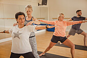 Menschen üben Yoga im Yogastudio