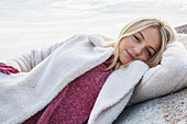 Junge Frau am Strand im Winter