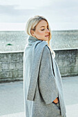 Junge Frau auf der Strandpromenade im Winter