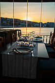 Restaurant an der Küste bei Sonnenuntergang in Peñiscola, Castellon, Valencianische Gemeinschaft, Spanien