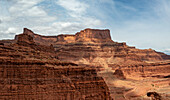 Das Plateau des Dead Horse Point State Park oberhalb des Shafer Trail und des Shafer Basin bei Moab, Utah. Hinweis: Die Drohne wurde legal außerhalb der Grenzen des Parks geflogen.