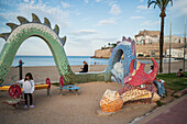 Drachenskulptur und Spielplatz an der Strandpromenade in Peñiscola, Castellon, Valencianische Gemeinschaft, Spanien