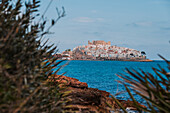 Blick auf die Burg Papa Luna in Peñiscola vom Strand aus, Castellon, Valencianische Gemeinschaft, Spanien