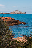 Blick auf die Burg Papa Luna in Peñiscola vom Strand aus, Castellon, Valencianische Gemeinschaft, Spanien