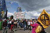 Umweltaktivisten versammeln sich während eines Protestmarsches im Finanzviertel Zuidas am 31. Mai 2024 in Amsterdam, Niederlande. Tausende von Umweltaktivisten und Unterstützern demonstrieren gegen die Lobby der großen Unternehmen, deren Einfluss auf die Politik, die Klima- und Umweltkrise und deren Folgen und fordern eine Bürgerversammlung für eine gerechte Klimapolitik.