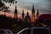 Kathedrale-Basilika Unserer Lieben Frau von der Säule bei Sonnenuntergang, Zaragoza, Spanien