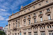 Die Seitenansicht des Opernhauses Teatro Colon in Buenos Aires, Argentinien.