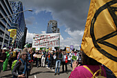 Umweltaktivisten versammeln sich während eines Protestmarsches im Finanzviertel Zuidas am 31. Mai 2024 in Amsterdam, Niederlande. Tausende von Umweltaktivisten und Unterstützern demonstrieren gegen die Lobby der großen Unternehmen, deren Einfluss auf die Politik, die Klima- und Umweltkrise und deren Folgen und fordern eine Bürgerversammlung für eine gerechte Klimapolitik.