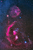 Dies ist ein Porträt des Sternbilds Orion, aufgenommen und bearbeitet, um die zahlreichen hellen und dunklen Nebel innerhalb seiner Grenzen hervorzuheben.