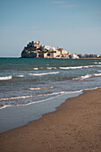 Blick auf die Burg Papa Luna in Peñiscola vom Strand aus, Castellon, Valencianische Gemeinschaft, Spanien