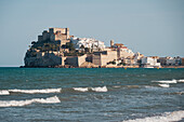 Blick auf die Burg Papa Luna in Peñiscola vom Strand aus, Castellon, Valencianische Gemeinschaft, Spanien