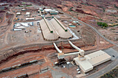 Die Verarbeitungsanlage der Intrepid Potash Mine in der Nähe von Moab, Utah. Im Vordergrund sind die langen Kalilagergebäude zu sehen.