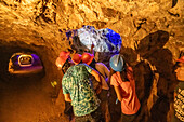 Reisegruppe erkundet die Goldmine von Ojuela.