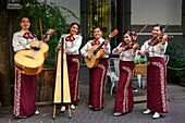 Frauen der Flor de Agave Mariachi Feminina bei einem Auftritt in Tlaquepaque, Guadalajara, Mexiko.