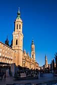 Kathedrale-Basilika Unserer Lieben Frau von der Säule bei Sonnenuntergang, Zaragoza, Spanien