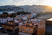 Blick bei Sonnenuntergang von der Stadtmauer der Burg Papa Luna in Peñiscola, Castellon, Comunidad Valenciana, Spanien