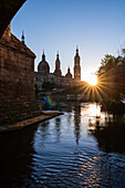 Kathedrale-Basilika Unserer Lieben Frau von der Säule und das Ebro-Ufer bei Sonnenuntergang, Zaragoza, Spanien