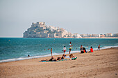 Blick auf die Burg Papa Luna in Peñiscola vom Strand aus, Castellon, Valencianische Gemeinschaft, Spanien