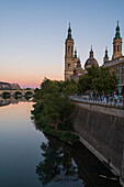 Kathedrale-Basilika Unserer Lieben Frau von der Säule und das Ebro-Ufer bei Sonnenuntergang, Zaragoza, Spanien