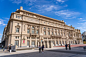 Die Seitenansicht des Opernhauses Teatro Colon in Buenos Aires, Argentinien.