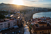 Blick bei Sonnenuntergang von der Stadtmauer der Burg Papa Luna in Peñiscola, Castellon, Comunidad Valenciana, Spanien