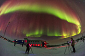 Aurora-Fotografen bei der Arbeit rund um das Churchill Northern Studies Centre, 10. Februar 2024, in Churchill, Manitoba. Dies war die dritte und beste Nacht für die erste Learning Vacations Aurora-Reisegruppe des Jahres 2024, mit einer guten Kp4 All-Sky-Anzeige in dieser Nacht. In dieser Gruppe waren viele erfahrene Fotografen vertreten, mehr als sonst.