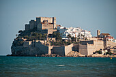 Blick auf die Burg Papa Luna in Peñiscola vom Strand aus, Castellon, Valencianische Gemeinschaft, Spanien