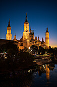 Kathedrale-Basilika Unserer Lieben Frau von der Säule und das Ebro-Ufer bei Sonnenuntergang, Zaragoza, Spanien