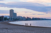 Strand von Peñiscola bei Sonnenuntergang, Castellon, Valencianische Gemeinschaft, Spanien