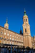 Kathedrale-Basilika Unserer Lieben Frau von der Säule bei Sonnenuntergang, Zaragoza, Spanien