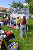 Kinder malen ein Wandgemälde auf dem jährlichen Moab Arts Festival in Moab, Utah.