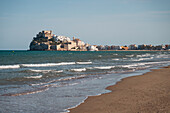 Blick auf die Burg Papa Luna in Peñiscola vom Strand aus, Castellon, Valencianische Gemeinschaft, Spanien