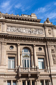 Die Seitenansicht des Opernhauses Teatro Colon in Buenos Aires, Argentinien.