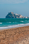 Blick auf die Burg Papa Luna in Peñiscola vom Strand aus, Castellon, Valencianische Gemeinschaft, Spanien