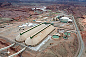 Die Verarbeitungsanlage der Intrepid Potash Mine in der Nähe von Moab, Utah. Im Vordergrund sind die langen Kalilagergebäude zu sehen.