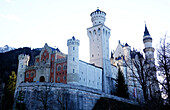 Schloss Neuschwanstein, ein historistisches Schloss aus dem 19. Jahrhundert auf einem zerklüfteten Hügel im Alpenvorland, Schwaben, Südbayern, Deutschland, Europa