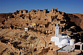 Die Bergstadt Chenini, bekannt für ihre Berber-Troglodyten-Strukturen, Region Tataouine, Südtunesien, Nordafrika, Afrika