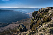 Wanderer mit Blick über das Tal des Crowden Great Brook von Laddow Rocks, Peak District National Park, Derbyshire, England, Vereinigtes Königreich, Europa