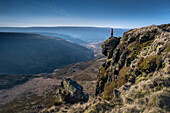 Wanderer mit Blick über das Tal des Crowden Great Brook von Laddow Rocks, Peak District National Park, Derbyshire, England, Vereinigtes Königreich, Europa