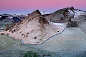 Morgendämmerung über Parkhouse Hill und Chrome Hill im Winter, Peak District National Park, Derbyshire, England, Vereinigtes Königreich, Europa