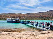 Fähre am Strand der Lagune von Balos, Halbinsel Gramvousa, Region Chania, Kreta, Griechische Inseln, Griechenland, Europa