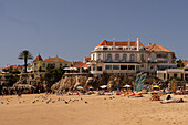 Touristen und Besucher genießen den Strand in Cascais, Portugal, Europa