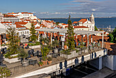 Touristen und Besucher genießen die Aussicht von Bars und Restaurants auf die Stadt bei Sonnenuntergang in Lissabon, Portugal, Europa